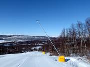Enneigement par canons à neige dans le domaine skiable de Hemavan