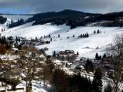 Vue sur Todtnauberg avec les pentes au téléski Stübenwasenlift et au téléski Kapellenlift en arrière-plan