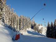 Enneigement par canons à neige sur la descente vers la vallée