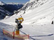 Canons à neige modernes sur la piste 100 vers Stuben