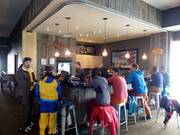 Dans la Revelation Lodge, on termine la journée de ski au bar à espresso.