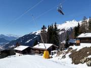 Enneigement par canons à neige sur la descente vers la vallée