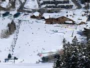 Espace débutants à la station de vallée avec tapis roulants et pistes faciles