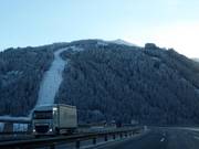 Vue sur le domaine skiable Bergeralm depuis l'autoroute du Brenner