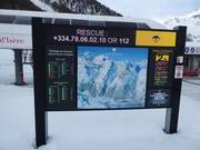 Panneau d'information numérique dans le domaine skiable