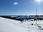 Vue sur le domaine skiable de Ruka jusqu'à la station supérieure Masto