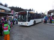 Des bus de ski circulent jusqu'à la station de la vallée.