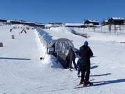 Kikut Skibånd - Tapis roulant/Moving Carpet recouvert d’une galerie