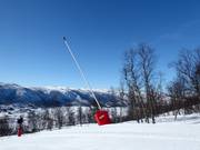 Enneigement par canons à neige dans le domaine skiable de Geilo