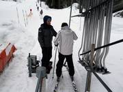 Assistance pour l'embarquement au téléski à assiettes