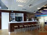 Le bar à l'étage supérieur du hall de ski à Terneuzen