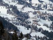 Vue sur St. Oswald avec le village de vacances Kirchleitn