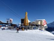 Après-ski au bar à parasol à la Brüggastuba
