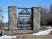 Panneau d'information sur le domaine skiable au bord de la route