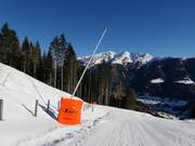 Enneigement par canons à neige sur la descente vers la vallée