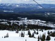 Vue sur les hébergements dans le centre du village de Big White
