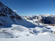 Au col de Basibé, des pistes difficiles et des descentes en poudreuse commencent.