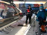 Le personnel est toujours présent à l’embarquement.