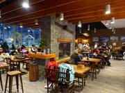 Après-ski convivial au 7 Summits avec vue sur les pistes