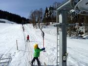 Les petits enfants doivent prendre la barre eux-mêmes.