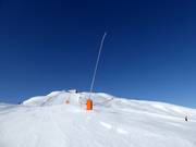 Enneigement par canons à neige dans le domaine skiable d’Obersaxen