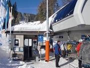 Le personnel est présent au télésiège.