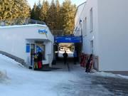 Station de vallée : caisse, WC, location de skis et école de ski