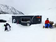 Petit stand de snacks au tapis roulant