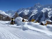 Les canons à neige attendent leur prochaine utilisation.