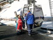 Les skis sont remis aux voyageurs près de la zone d'entraînement à Vals