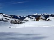 Descente facile vers la vallée Schwendi-Wildhaus