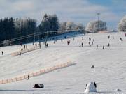 Vue sur la large piste de ski de Donnstetten