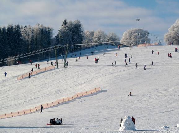 Vue sur la large piste de ski de Donnstetten