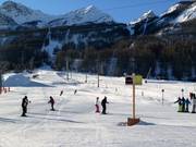 Des pistes faciles dans la vallée sont desservies par des téléskis à assiettes dédiés.