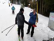 Le personnel aide à monter sur le téléski à assiette.