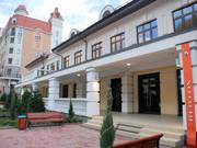 Red Fox - l’un des rares restaurants situés en dehors des hôtels, avec une décoration élégante et une cuisine ouverte.