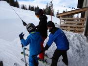 Le personnel sympathique tend la barre