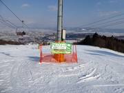 Signalisation des pistes dans le domaine skiable de Furano