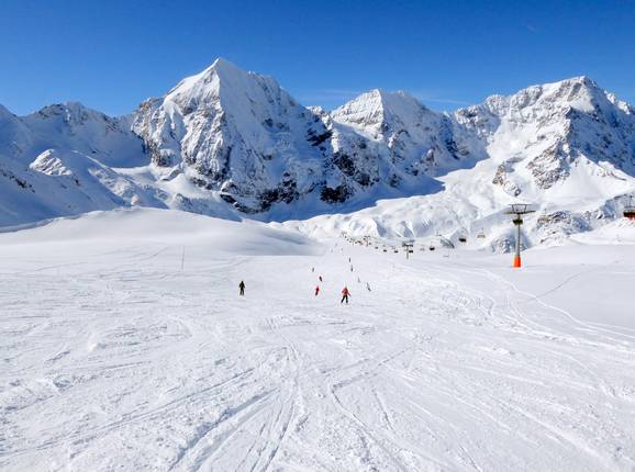 Le domaine skiable de Sulden avec (en partant de la gauche) le Königspitze (3 859 m), le Zebru (3 740 m) et l’Ortler (3 905 m)