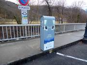 Borne de recharge électrique à la station de départ à Saint-Lary Village