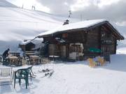 Ce chalet de montagne convivial se trouve juste en dessous de la station supérieure du Crêt du Midi, la montagne locale de Praz sur Arly.
