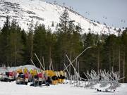Les canons à neige attendent leur prochaine utilisation.
