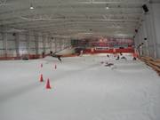 Kickers et rails dans le hall de ski