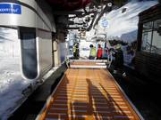 Le personnel aide à l’embarquement aux télésièges.