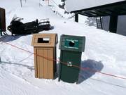 Poubelles dans la station de ski