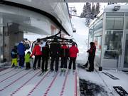 Le personnel est présent lors de l’embarquement.