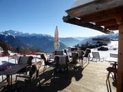 Terrasse ensoleillée au Chalet Super-G