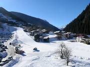Des hébergements se trouvent directement le long de la piste de descente vers la vallée.