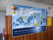 Panneau d'information avec des informations actuelles à la station intermédiaire