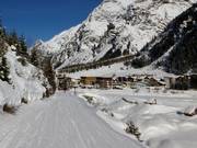 Piste de ski hivernale rejoignant Mandarfen depuis la gare aval du Gletscherbahn de Pitztal 